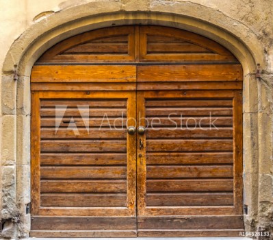 Image de An old wooden doors element of Italian architecture